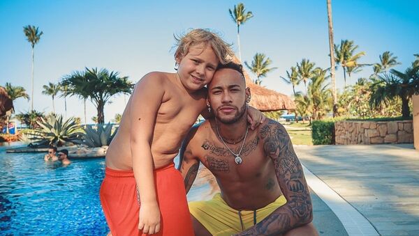 Neymar junto a su hijo - Sputnik Mundo