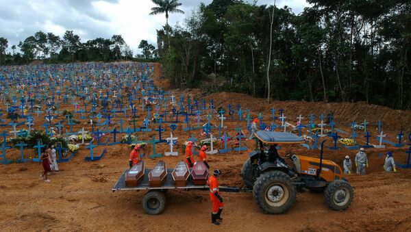 Sepultureros trabajan durante un entierro masivo de víctimas por coronavirus en el cementerio Parque Taruma en Manaos, Brasil, 26 de mayo de 2020 - Sputnik Mundo