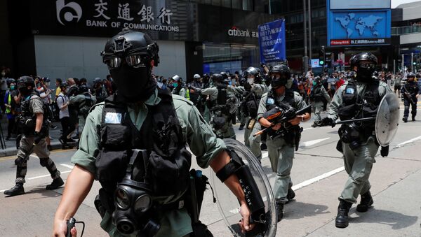 Policía antidisturbios durante las protestas en Hong Kong - Sputnik Mundo