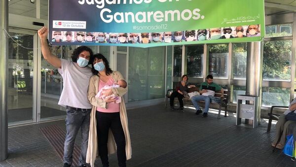 Sofía Siveroni y José Alberto Castañares en el hospital, con su hija Julia. - Sputnik Mundo