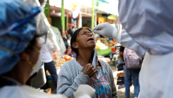 Hacen un test de coronavirus a una mujer guatemalteca - Sputnik Mundo
