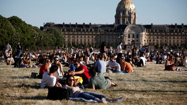 Los habitantes de París disfrutan de buen tiempo cerca del museo de Los Inválidos - Sputnik Mundo