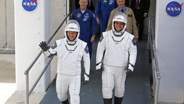 Los astronautas de la NASA, Douglas Hurley y Robert Behnken, caminan hacia la plataforma de lanzamiento de su misión a la EEI, el 27 de mayo - Sputnik Mundo