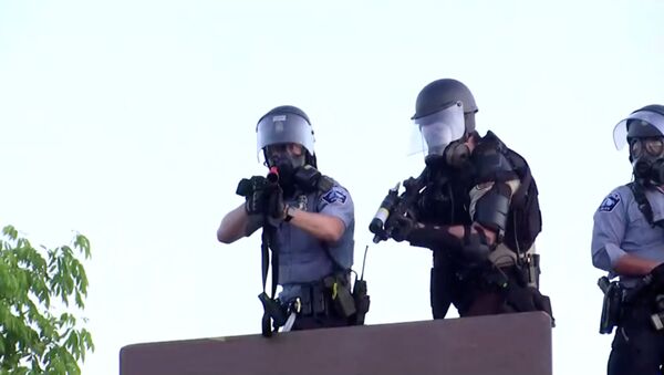 Policía estadounidense en Minneapolis - Sputnik Mundo