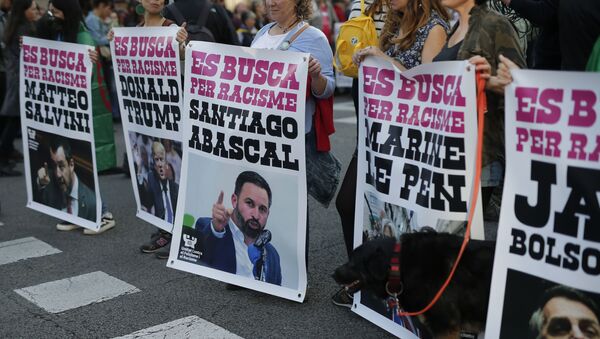 Carteles de una protesta contra el racismo en Barcelona  - Sputnik Mundo