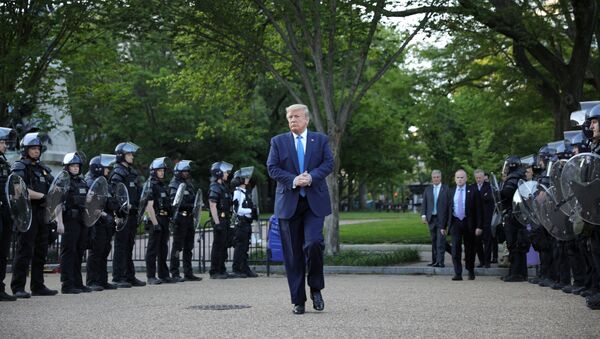 El presidente de EEUU Donald Trump rodeado de policías en Washington - Sputnik Mundo