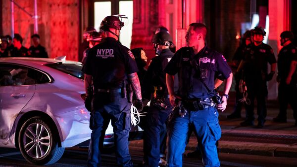 Policía durante las protestas en Nueva York por el asesinato de George Floyd - Sputnik Mundo