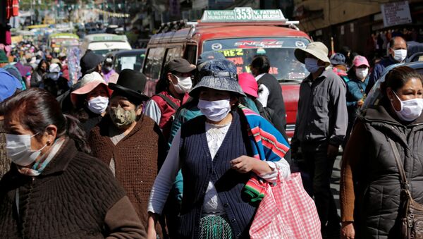 Personas con mascarilla en La Paz, Bolivia - Sputnik Mundo