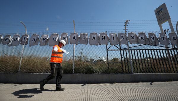 Un trabajador de la fábrica de Nissan en Barcelona, España - Sputnik Mundo