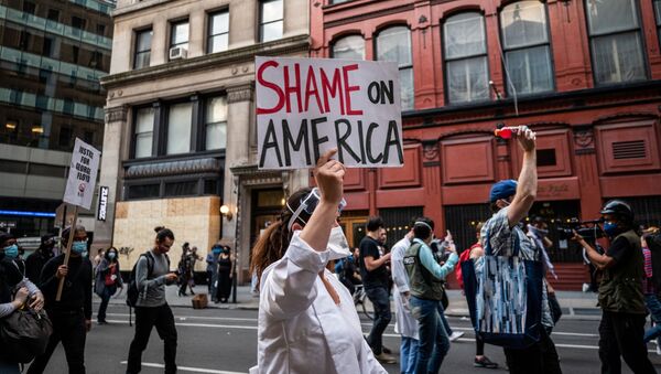 Masiva protesta en Nueva York contra el racismo y la brutalidad policial  - Sputnik Mundo