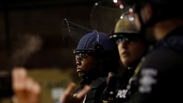 Unos policías en las protestas antirracistas en Washington, EEUU - Sputnik Mundo