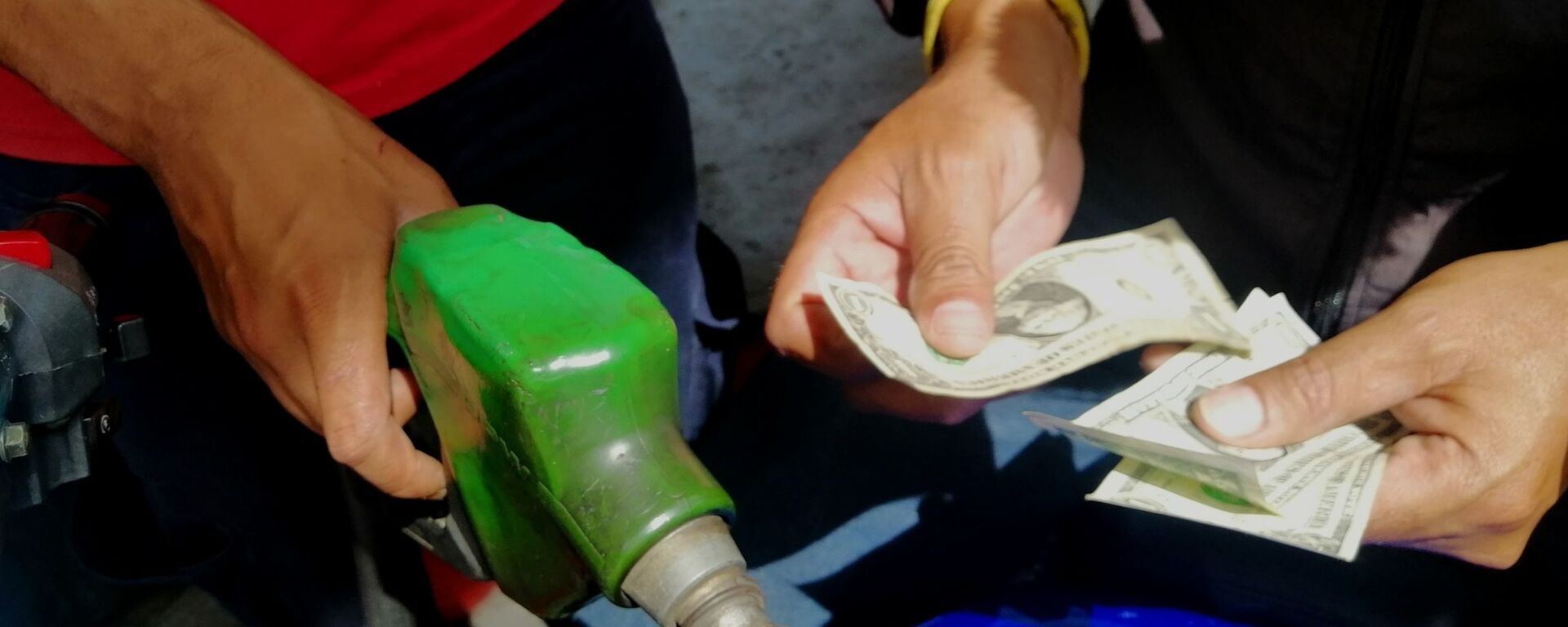Pago de gasolina con dólares en gasolinera Las Mercedes, Caracas - Sputnik Mundo, 1920, 16.03.2022