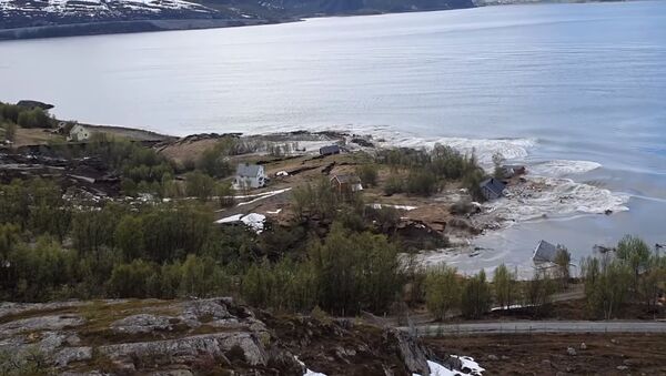 Un desprendimiento se lleva ocho casas al mar en Noruega - Sputnik Mundo