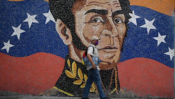 Una imagen de Simón Bolívar junto con la bandera venezolana - Sputnik Mundo