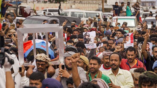 Multitudinario adiós al periodista Nabil Hassan al Quaety asesinado en Yemen - Sputnik Mundo