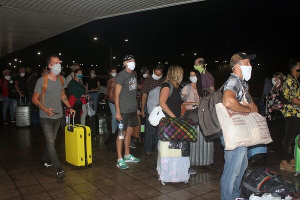 Turistas rusos en el aeropuerto de La Habana - Sputnik Mundo