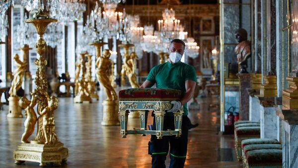 Empleados preparan el interior del Palacio de Versalles para la reapertura - Sputnik Mundo