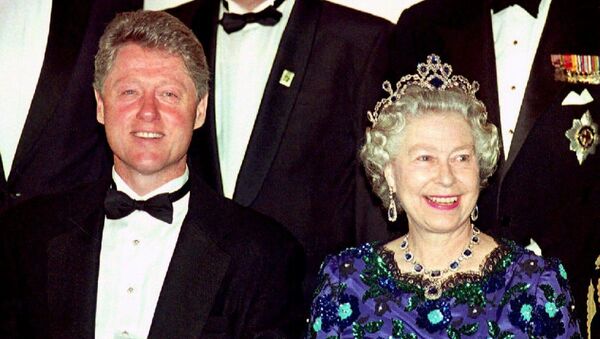 Bill Clinton junto a la reina Isabel II, en 1994 - Sputnik Mundo