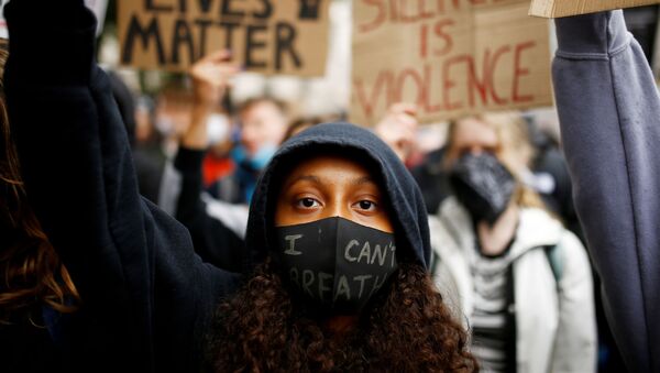 Protesta contra el racismo y la violencia policial en Londres (Reino Unido), el 6 de junio de 2020 - Sputnik Mundo