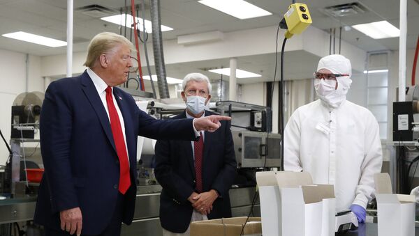 El presidente de EEUU, Donald Trump, sin elementos de protección durante su visita a Puritan Medical Products - Sputnik Mundo