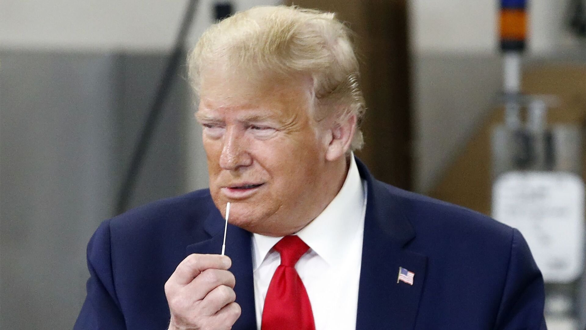 El presidente de EEUU, Donald Trump, se acerca a la boca un hisopo utilizado para los test de COVID-19 - Sputnik Mundo, 1920, 02.12.2021
