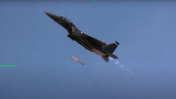 Un caza F-15 durante un vuelo de demostración de compatibilidad con la bomba B61-12 - Sputnik Mundo