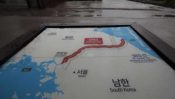 Una placa que marca la zona desmilitarizada entre Corea del Sur y Corea del Norte - Sputnik Mundo