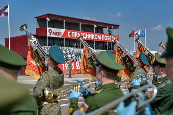 Así entrenan los militares para el Desfile de la Victoria en Rusia - Sputnik Mundo