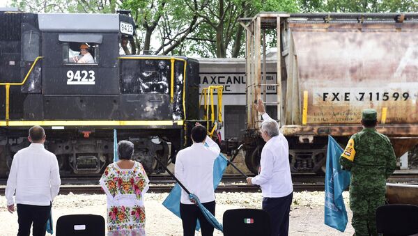 El presidente de México, Andrés Manuel López Obrador, da banderazo a construcciones del Tren Maya - Sputnik Mundo