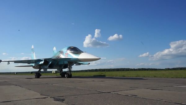 Trabajo en equipo: los Su-34 y los Su-24MR realizan vuelos en grupos a distancias mínimas - Sputnik Mundo