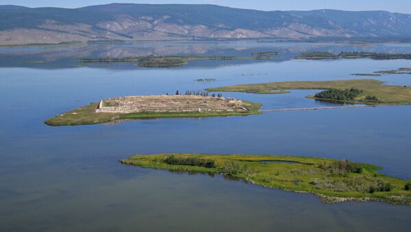 Las ruinas de Por-Bajin en una isla en el lago Tere-Jol - Sputnik Mundo