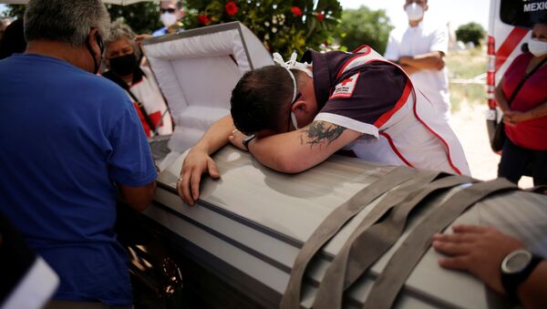 Funeral de un fallecido por COVID-19 en México - Sputnik Mundo