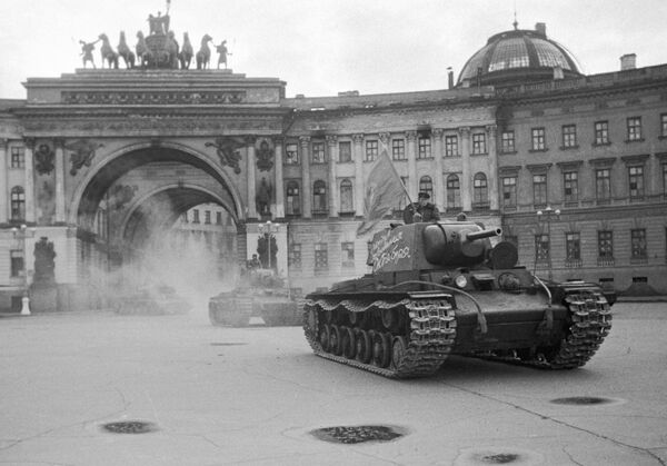 Una columna de tanques procedente del edificio del Estado Mayor cruza el arco de la plaza del Palacio y se dirige al frente - Sputnik Mundo