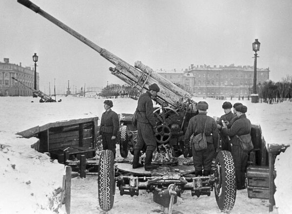 Los artilleros soviéticos preparan sus armas para el combate en el Campo de Marte de Leningrado - Sputnik Mundo