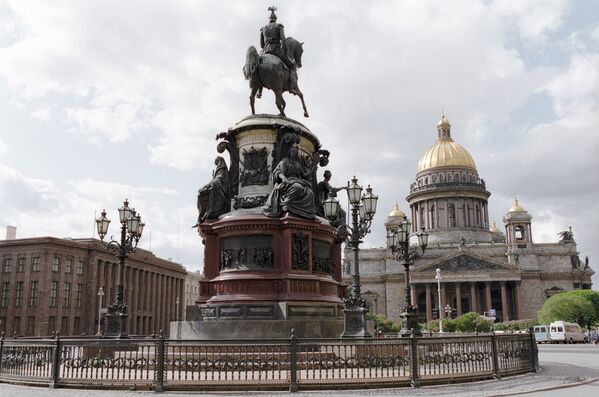 El monumento del emperador Nicolás I en la plaza de San Isaac - Sputnik Mundo