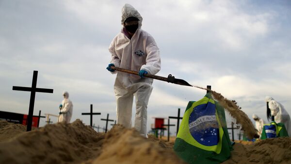 Activistas de la ONG Río de Paz con equipo de protección cavan tumbas en la playa de Copacabana - Sputnik Mundo