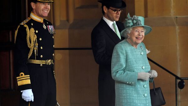 La reina Isabel asiste a una ceremonia ejecutada por soldados de la Guardia Galesa - Sputnik Mundo
