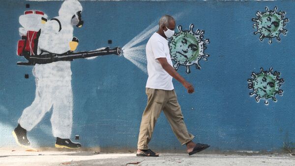 Un hombre caminando por las calles de Río de Janeiro, Brasil - Sputnik Mundo