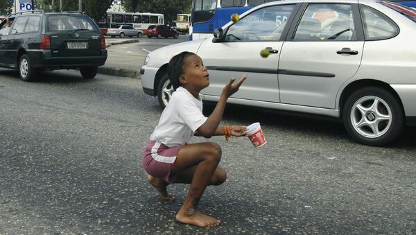 Una niña haciendo malabares en un semáforo en Brasil - Sputnik Mundo