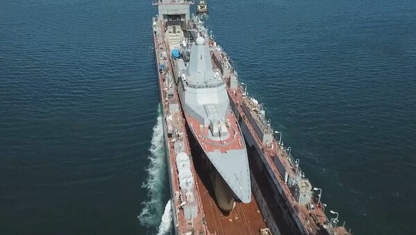 Un barco dentro de otro: llevan una nueva corbeta polivalente rusa a Vladivostok - Sputnik Mundo