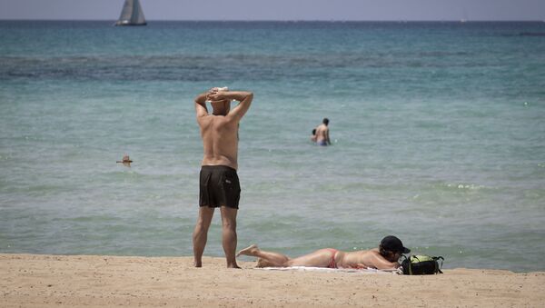 Bañistas en Palma de Mallorca (imagen referencial) - Sputnik Mundo