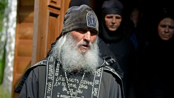 El padre Sergui en el monasterio de Sredneuralsk  - Sputnik Mundo