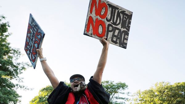 Una protesta contra racismo en Minneapolis en vísperas de Juneteenth - Sputnik Mundo