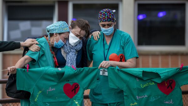 Trabajadores lloran en un memorial por enfermero muerto por coronavirus - Sputnik Mundo