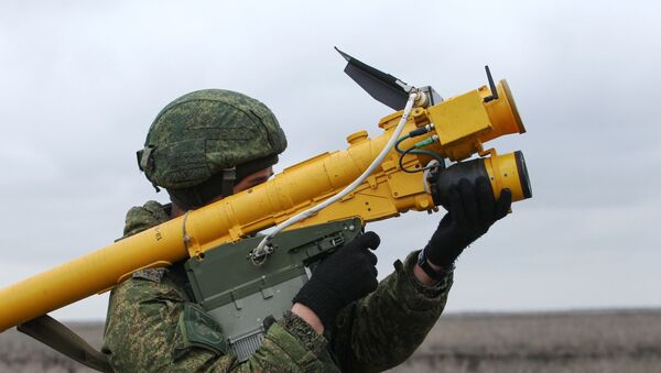 Un soldado ruso con el sistema de misiles portátil Igla - Sputnik Mundo