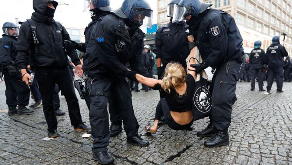 Detención de una manifestante, imagen referencial - Sputnik Mundo