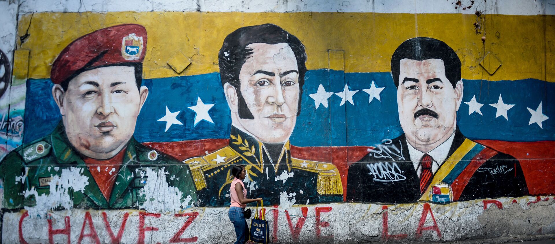 Un grafiti con la imagen de Simón Bolivar, el expresidente venezolano Hugo Chávez y el actual presidente, Nicolás Maduro - Sputnik Mundo, 1920, 21.06.2020