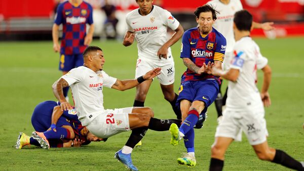 El momento del choque del jugador del Barcelona, Lionel Messi, con el defensa del Sevilla, Diego Carlos - Sputnik Mundo
