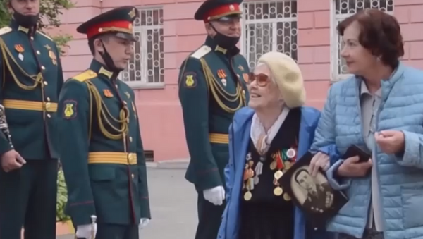 Organizan un minidesfile para una veterana de la Segunda Guerra Mundial  - Sputnik Mundo
