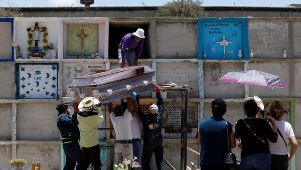 Funeral durante la pandemia de COVID-19 en México - Sputnik Mundo